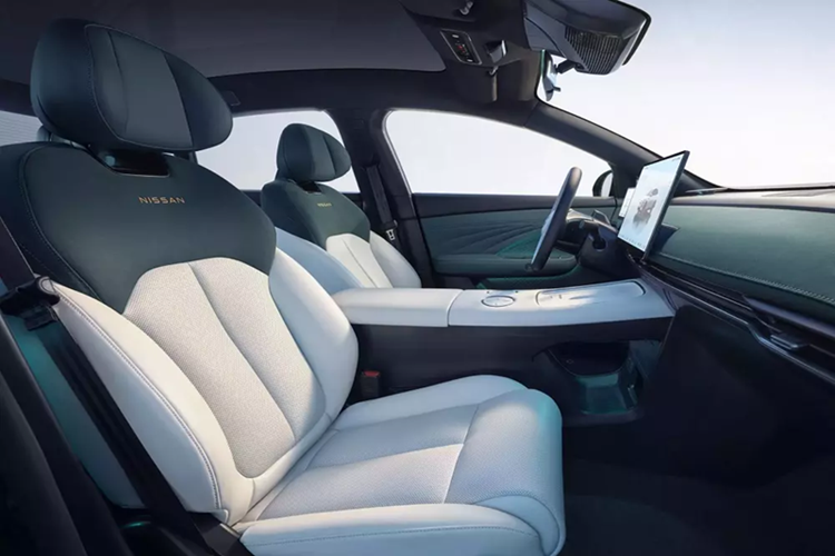 Ở khu vực đầu xe, N7 được thiết kế gọn gàng và hiện đại với dải đèn LED định vị ban ngày vắt ngang, gợi liên tưởng đến ô tô Hyundai. Bên cạnh đó là cụm đèn pha LED hình số 7 bên trong và viền màu đen bóng xung quanh hốc gió trung tâm trên cản trước.