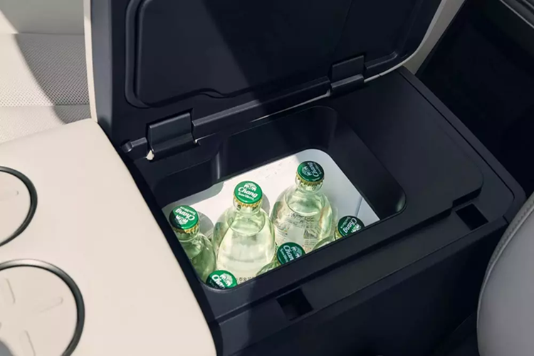 Tương tự cản trước, cản sau của xe cũng có ốp màu đen bóng. Bên trong xe, N7 sở hữu không gian nội thất không gây bất ngờ. Theo đúng xu hướng phổ biến hiện nay, xe được trang bị màn hình cảm ứng tủng tâm 15,6 inch với độ phân giải 2.5K và bảng đồng hồ kỹ thuật số.