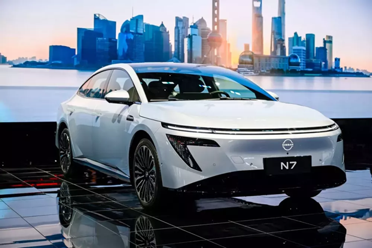 Đây là mẫu xe đã từng lần đầu tiên được hé lộ trong Triển lãm Ô tô Quảng Châu 2024 diễn ra vào tháng 11 năm ngoái. N7 là mẫu xe do Nissan phát triển cùng liên doanh Dongfeng tại Trung Quốc.