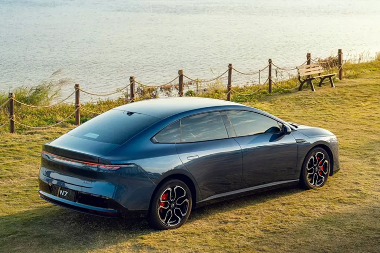 Đáng tiếc là cũng giống như EQS, việc theo đuổi thiết kế trơn tru đã dẫn đến ngoại hình cực kỳ nhạt nhòa cho tân binh nhà Nissan. Bên cạnh đó, Nissan N7 còn được đánh giá là trông khá giống đối thủ nội địa Xpeng P7.