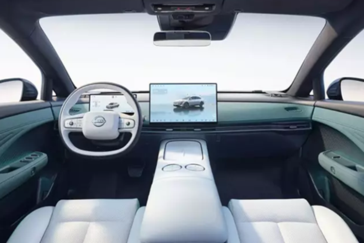 Vòng sang bên sườn, chúng ta sẽ bắt gặp tay nắm cửa ẩn, cửa sổ khá lớn và bộ vành hợp kim đa chấu, phay xước 2 màu. Phần thân xe của mẫu ô tô điện này không có nhiều đường dập gân và cắt xẻ như thường thấy nhằm giảm hệ số lực cản không khí. Phía sau, Nissan N7 được trang bị cụm đèn hậu LED nối liền hai bên và có thiết kế khá mỏng.