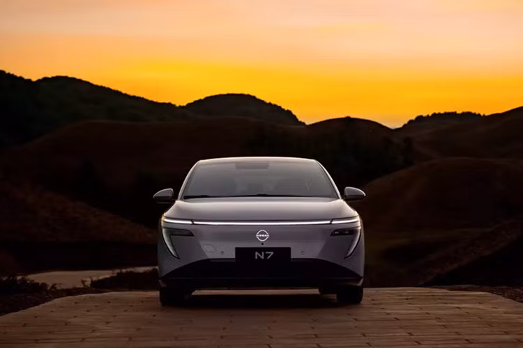 Trái ngược với vẻ ngoài vuông vức, mạnh mẽ của người anh em Frontier, N7 lại sở hữu thiết kế tập trung tối đa vào tính khí động học nhằm tối ưu hóa phạm vi hoạt động sau khi sạc pin. Với hệ số cản không khí chỉ 0,208 Cd, Nissan N7 trở thành một trong những mẫu xe sản xuất thương mại có thiết kế khí động lực học nhất hiện nay, chỉ thua Mercedes-Benz EQS (0,202 Cd).