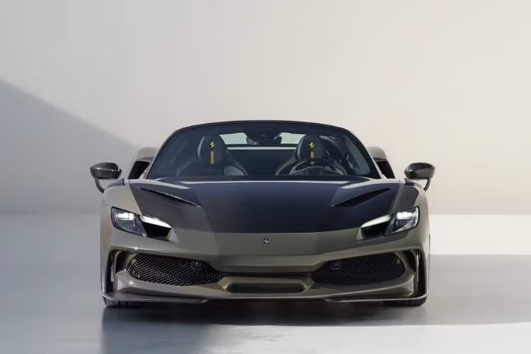 Được thiết kế cho những chủ sở hữu mong muốn tăng tốc trước khi Maranello thực hiện, gói này mang đến tư thế rộng hơn, kiểu dáng hung hăng hơn và sức mạnh lớn hơn một chút cho siêu xe plug-in hybrid Ferrari 296 GTS.