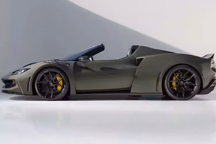 Chiếc Ferrari 296 GTS N-Largo mui trần là sự tiếp nối sau chiếc 296 GTB N-Largo dựa trên mẫu xe coupe vào năm ngoái, nó mang theo những thay đổi tương tự. Những nâng cấp của Novitec bao gồm bộ body kit sợi carbon rộng, bánh xe lớn hơn, ống xả thể thao hơn và công suất tăng nhẹ, tất cả đều bổ sung cho chiếc plug-in hybrid vốn đã mạnh mẽ.