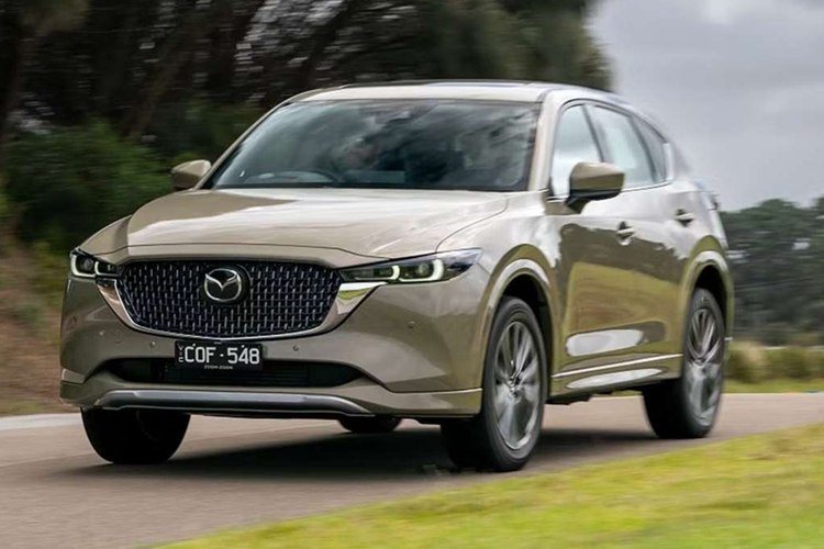 Theo đó, chiều dài của CX-5 được cho là sẽ tăng 110 mm so với mẫu xe hiện tại lên 4.685 mm, điều này sẽ giúp xe vượt qua hầu hết các đối thủ để trở thành một trong những mẫu CUV cỡ trung lớn nhất với chiều dài ngang ngửa Mitsubishi Outlander và Nissan X-Trail.