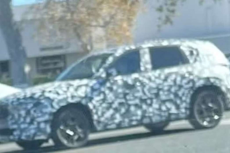 Vào tháng 5 năm ngoái, Mazda đã xác nhận mẫu xe này sẽ bổ sung hệ thống hybrid, sử dụng công nghệ do công ty tự phát triển – không phải hệ thống hybrid bắt nguồn từ Toyota RAV4 có trong CX-50 – và vẫn giữ nguyên tên CX-5 thay vì chuyển sang CX-40 hoặc một nhãn hiệu khác.