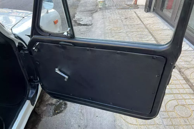 Năm 1963, Toyota đã bổ sung một cấp độ trang trí Deluxe mới, được ký hiệu nội bộ là "loại UP10D", có các "đồ xa xỉ" như ghế ngả, lò sưởi, radio cũng như một số đồ trang trí bằng crôm (mẫu xe ban đầu hiện được gọi là Standard).