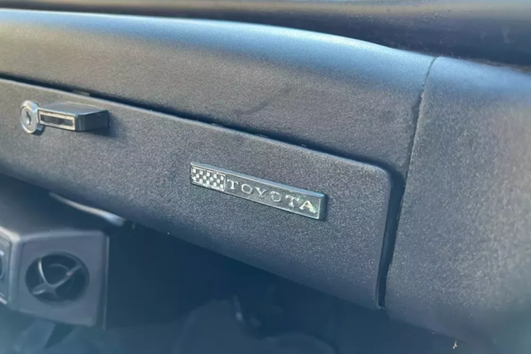 Lần đầu tiên trong phân khúc này tại Nhật Bản, Toyota cũng cung cấp tùy chọn bán tự động hai tốc độ, được gọi là Toyoglide (được mã hóa là A20 ).
