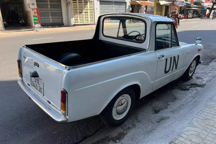 Vào tháng 11 năm 1964, nó được giới thiệu tại Canada như một trong hai mẫu xe Toyota đầu tiên có mặt tại quốc gia này, mẫu xe còn lại là S40 Crown .
