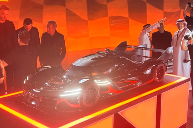 Sự kiện đặc biệt tại Dubai cũng đánh dấu sự ra mắt chính thức của Genesis Magma Racing. Cyril Abiteboul, Chủ tịch Hyundai Motorsports GmbH là Trưởng nhóm. Kỹ sư người Pháp cho biết: “Chúng tôi đang nâng cao chuyên môn đua xe của mình lên một tầm cao mới khi chúng tôi chuẩn bị tham gia một số giải đấu hử thách nhất thế giới”.