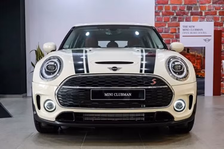 MINI Clubman còn được trang bị khối động cơ TwinPower Turbo với công suất 192 PS, mang đến sự linh hoạt cùng cảm giác lái Go-kart. Bên cạnh các ưu đãi trên, khách hàng khi sở hữu MINI Clubman dịp này cũng sẽ nhận được gói bảo hành chính hãng 5 năm, không giới hạn số km.