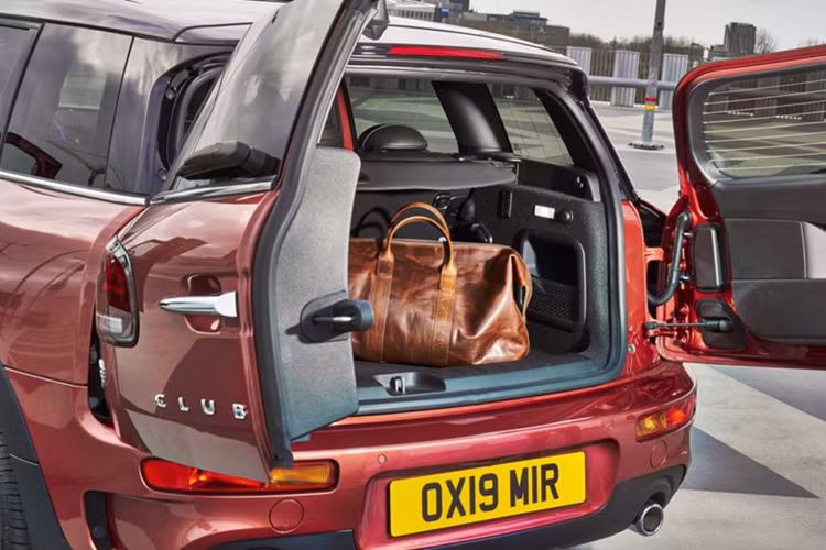 Gói bảo dưỡng MSI là gói dịch vụ bảo dưỡng chính hãng của MINI với các quyền lợi như: Sửa chữa/bảo dưỡng bởi đội ngũ kỹ thuật viên tay nghề cao, được đào tạo bởi MINI. Nhận thông báo về tình trạng xe thông qua dữ liệu CBS (Condition Based Service).