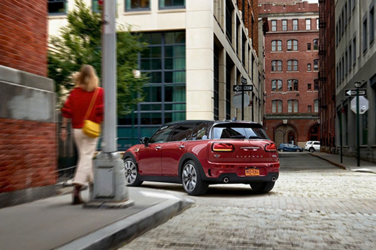 Không gian nội thất của MINI Clubman rộng rãi và thoải mái cho 5 người ngồi, trang bị nhiều tiện ích hiện đại như kết nối không dây với điện thoại thông minh, điều hoà tự động, hệ thống LED nội thất đẹp mắt.