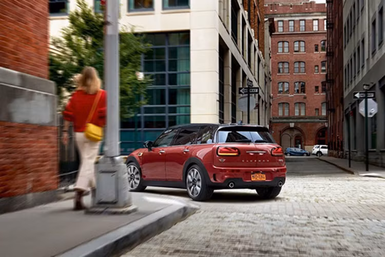 Không gian nội thất của MINI Clubman rộng rãi và thoải mái cho 5 người ngồi, trang bị nhiều tiện ích hiện đại như kết nối không dây với điện thoại thông minh, điều hoà tự động, hệ thống LED nội thất đẹp mắt.