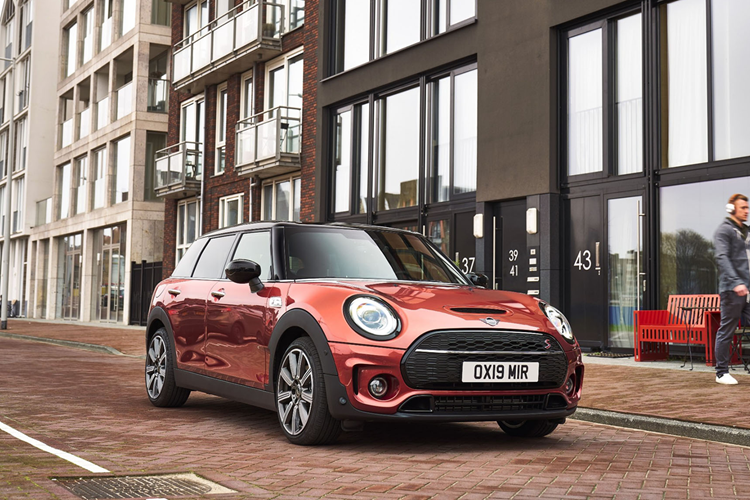 Các chi tiết ngoại thất mang tính cổ điển đặc trưng của thương hiệu vẫn xuất hiện trên MINI Clubman như: lưới tản nhiệt hình thang ngược, đèn pha tròn, đồ hoạ Union Jack ở đèn hậu, tạo nên vẻ ngoài tinh tế và sang trọng.