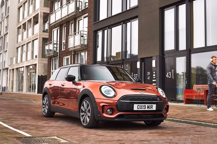 Các chi tiết ngoại thất mang tính cổ điển đặc trưng của thương hiệu vẫn xuất hiện trên MINI Clubman như: lưới tản nhiệt hình thang ngược, đèn pha tròn, đồ hoạ Union Jack ở đèn hậu, tạo nên vẻ ngoài tinh tế và sang trọng.