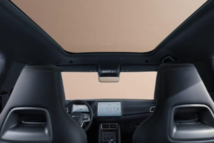 Cung cấp sức mạnh cho BYD Atto 2 là bộ pin Blade Battery dung lượng 45,12 kWh. Khối pin này cung cấp năng lượng cho mô-tơ điện đặt cầu trước, sản sinh công suất 174 mã lực và mô-men xoắn 290 Nm.