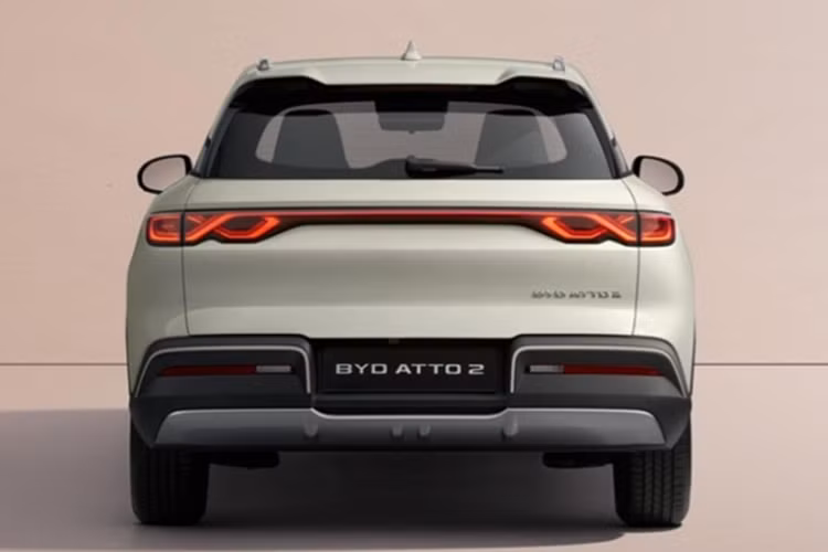 Xe có ghế ngồi bọc da nhân tạo có nguồn gốc từ thực vật, hàng ghế trước chỉnh điện và tích hợp tính năng sưởi. Đặc biệt, Atto 2 còn sở hữu cửa sổ trời toàn cảnh dù nằm ở phân khúc phổ thông.
