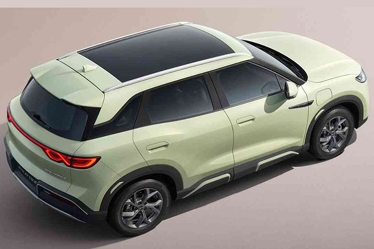 BYD Atto 2 chạy điện được phát triển trên nền tảng e-Platform 3.0, chia sẻ cùng BYD Dolphin, Atto 3 và Seal. Nhìn chung, thiết kế của BYD Atto 2 vẫn khá tương đồng với Yuan Up tại Trung Quốc. Xe chỉ có cản trước được làm lại nhìn đơn giản hơn, đi kèm bộ mâm hợp kim mới.