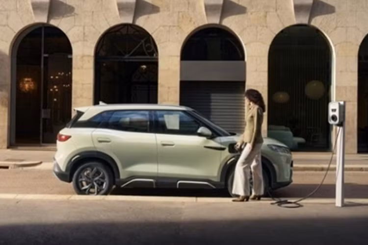 Đuôi xe có cụm đèn hậu mang họa tiết dạng nút thắt trang trí, lấy cảm hứng từ mẫu sedan BYD Han đang bán tại Việt Nam. Về nội thất, bên trong khoang cabin của BYD Atto 2 nổi bật với màn hình tốc độ 8,8 inch, màn hình giải trí trung tâm 12,8 inch có khả năng xoay 90 độ.