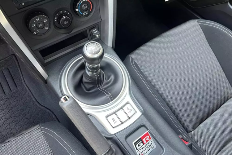 Nội thất của xe mang phong cách thể thao với ghế bọc da nỉ. Bề mặt bảng taplo cũng được bọc chất liệu vi sợi với logo Toyota 86. Xe được trang bị bảng đồng hồ 3 phần riêng biệt, điểm thú vị là xe này có thêm logo GR Toyota Gazing Racing.