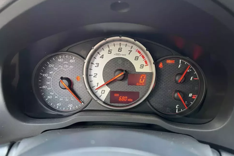 Bản nâng cấp giữa vòng đời này của Toyota 86 gồm một số tinh chỉnh nhẹ về thiết kế như cản trước, khuếch tán gió sau, thiết kế cụm đèn trước và sau... Xe được trang bị bộ mâm đúc hợp kim kích thước 17 inch, mang thiết kế 10 chấu tương phản giữa xám Gun Metal Grey và mạ chrome sáng.