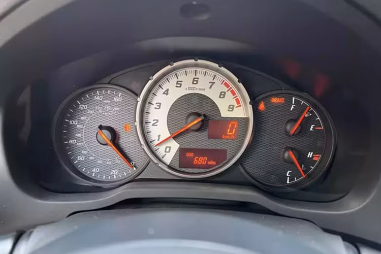 Bản nâng cấp giữa vòng đời này của Toyota 86 gồm một số tinh chỉnh nhẹ về thiết kế như cản trước, khuếch tán gió sau, thiết kế cụm đèn trước và sau... Xe được trang bị bộ mâm đúc hợp kim kích thước 17 inch, mang thiết kế 10 chấu tương phản giữa xám Gun Metal Grey và mạ chrome sáng.