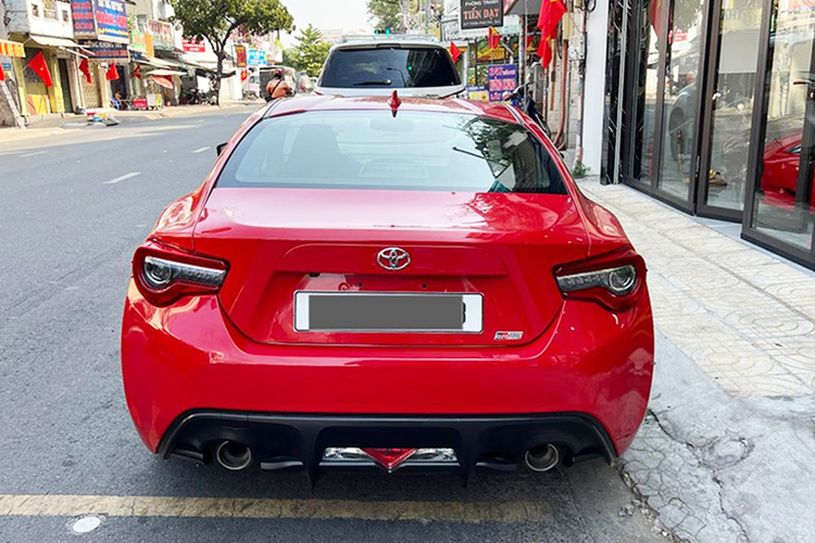 Chiếc xe Toyota 86 đời 2017 trong bài viết này sử dụng hộp số sàn, là món đồ chơi yêu thích của các tay mê tốc độ. Xe có khả năng tăng tốc từ 0 lên 100 km/h trong 7,6 giây. Con số này lên đến 8,2 giây khi sử dụng hộp số tự động 6 cấp A960E.
