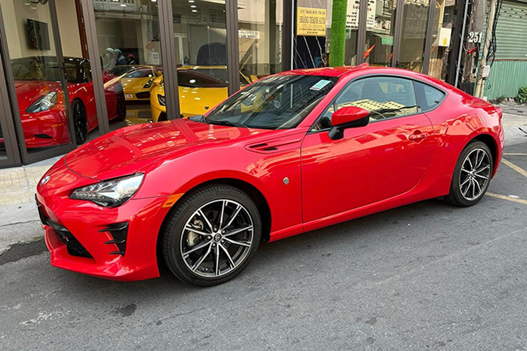  Toyota 86 tại Việt Nam là mẫu xe thể thao khá kén khách, dù vậy, nếu tại thời điểm này mà tìm kiếm chiếc xe lăn bánh chưa tới 1.000 miles như trong bài viết này, chắc sẽ không có xe thứ 2.