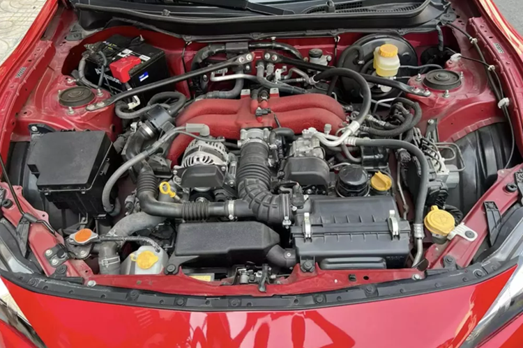 Trái tim của Toyota 86 là khối động cơ FA20 I4 phun nhiên liệu trực tiếp, dung tích 2.0 lít, sản sinh 204 mã lực ở tua máy 7.000 vòng/phút và mô-men xoắn cực đại 212 Nm ở tua máy 6.400 – 6.800 vòng/phút, truyền tới bánh sau thông qua một hộp số sàn hoặc tự động 6 cấp.