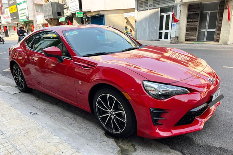 Được biết, đây là 1 chiếc xe Toyota 86 phiên bản facelift 2017 hiếm gặp tại Việt Nam, ngoại thất sơn màu đỏ rất mượt mà, nhưng đáng chú ý nội thất còn mới tinh, dù xe đã 8 tuổi, lý do là đồng hồ công tơ mét của nó chỉ mới dừng lại ở con số 680 Miles, tương đương 1.095 km.