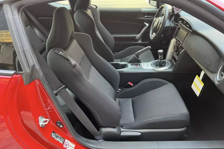 Được lấy cảm hứng từ huyền thoại Toyota 2000GT, chiếc xe mang phong cách fastback 2+2 với kích thước 4.240 x 1.775 x 1.320 mm, trục cơ sở 2.570 mm.