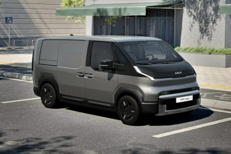 Theo đó, Kia PV5 điện hoàn toàn mới sẽ có các bản cá nhân, dịch vụ chở hàng và khung gầm trơ (không có khoang thân sau để tiện tùy biến thành bán tải). Bản cá nhân Kia PV5 Passenger sẽ có 3 hàng ghế và vẫn có thể chuyển đổi qua lại giữa 2 mục đích chở người và chở hàng dễ dàng.
