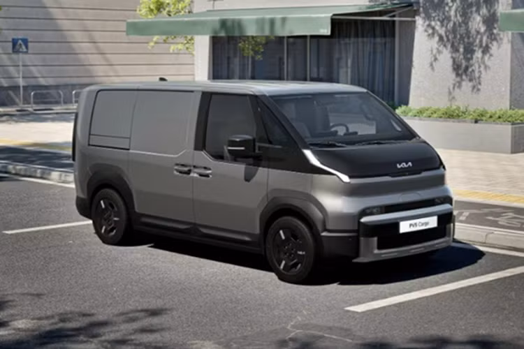 Theo đó, Kia PV5 điện hoàn toàn mới sẽ có các bản cá nhân, dịch vụ chở hàng và khung gầm trơ (không có khoang thân sau để tiện tùy biến thành bán tải). Bản cá nhân Kia PV5 Passenger sẽ có 3 hàng ghế và vẫn có thể chuyển đổi qua lại giữa 2 mục đích chở người và chở hàng dễ dàng.