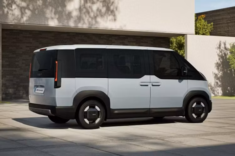 Xe sở hữu ngôn ngữ thiết kế “Opposites United" với kiểu dáng tương lai khá độc đáo. Phần đầu xe ngắn, bề mặt lồi lõm kết hợp với dải đèn LED định vị ban ngày dạng gấp khúc, nối liền với trụ A. Trong khi đó, đèn pha LED lại được tích hợp khéo léo vào ba-đờ-sốc vuông vức, đi cùng tấm ốp bảo vệ màu bạc tạo điểm nhấn.