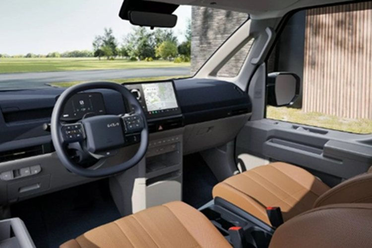 Đuôi xe được thiết kế chắc chắn và mạnh mẽ với cụm đèn hậu LED "bản đồ sao" tương đồng với các mẫu xe Kia thế hệ mới. Kia PV5 có cửa hậu lớn giúp việc chất dỡ hàng hóa được thuận tiện hơn.