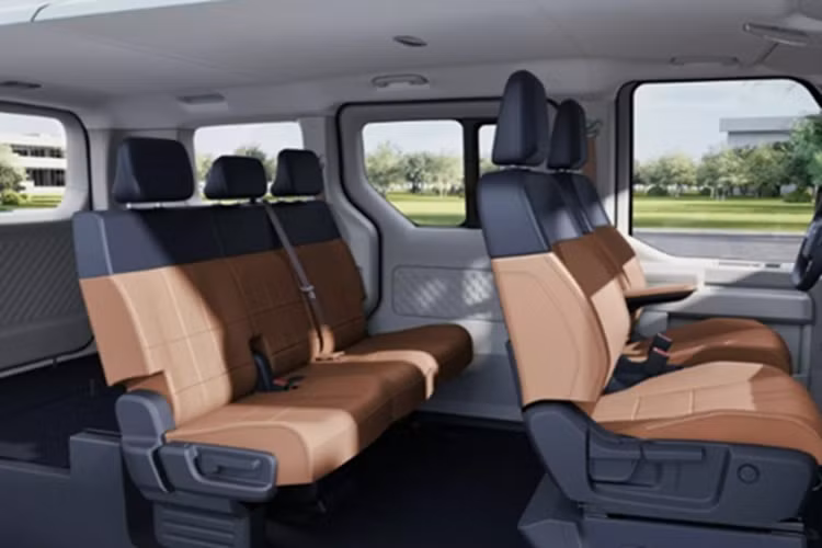 Về nội thất, khoang lái của PV5 được thiết kế đơn giản cùng các trang bị như: màn hình cảm ứng 12,9 inch, tích hợp hệ thống thông tin giải trí Android Automotive. Bảng đồng hồ kỹ thuật số đặt nổi trên táp-lô, cung cấp thông tin rõ ràng cho người lái.