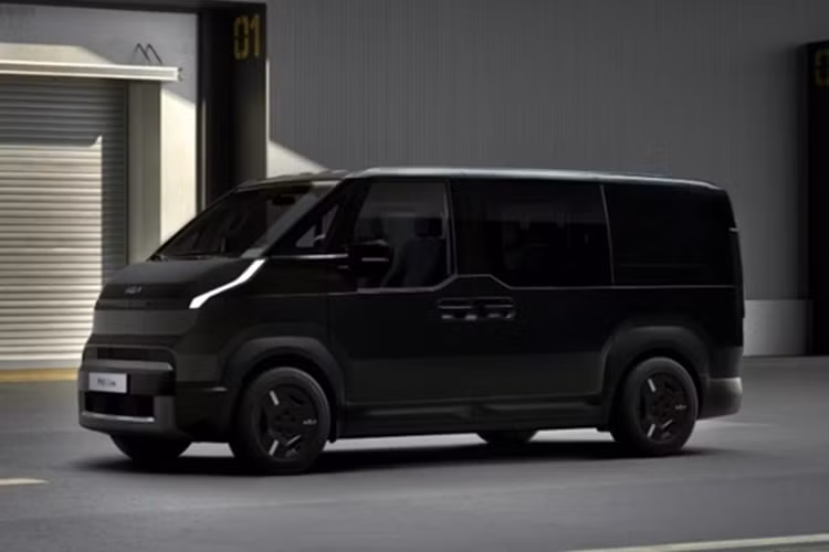 Bản khung gầm trơ Chassis Cab sẽ dành cho các doanh nghiệp có nhu cầu tùy chỉnh thành xe tải hay các loại xe chuyên dụng khác bởi khu vực phía sau xe được bỏ trống để người dùng tự tùy biến. Kia PV5 có chiều dài tổng là 4.695 mm và chiều dài cơ sở là 2.995 mm.