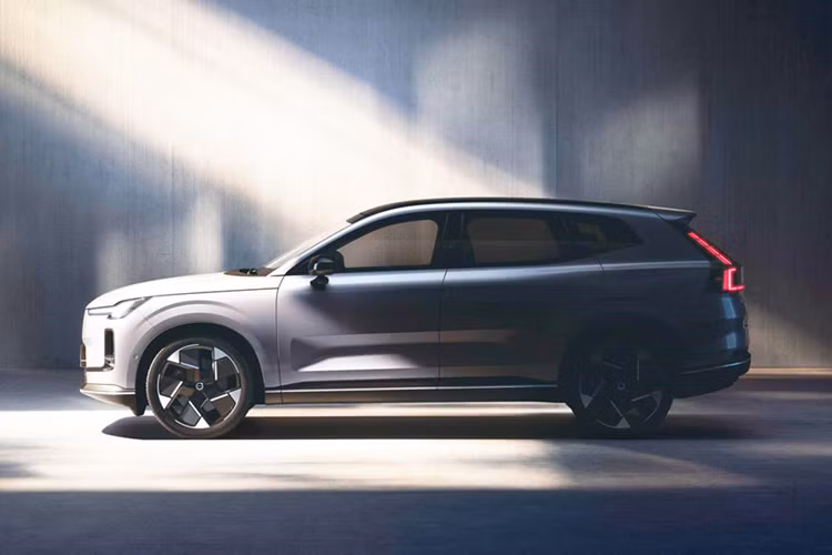 Tuy nhiên, thông tin kỹ thuật chi tiết vẫn chưa được hé lộ. Với đích đến là một mẫu PHEV extended range, nhiều khả năng Volvo XC70 sẽ trang bị khối pin với dung lượng lớn hơn mức 18,8 kWh đang trang bị trên XC60 Recharge. Có thể Volvo XC70 thế hệ mới cũng sẽ áp dụng hệ thống truyền động mở rộng vốn đang được Geely áp dụng.