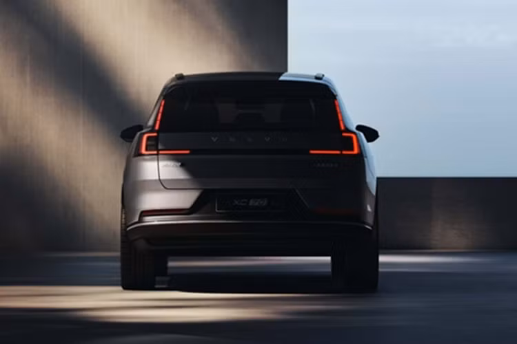 Trên cốp hành lý cũng thể hiện huy hiệu AWD cho thấy XC70 trang bị dẫn động 4 bánh. Ngoài ra, phía trước nổi bật với đèn pha LED matrix nằm bên dưới đèn LED ban ngày kiểu búa Thor đặc trưng. Volvo sẽ chính thức ra mắt thế hệ hoàn toàn mới của XC70 trong những tháng tới.