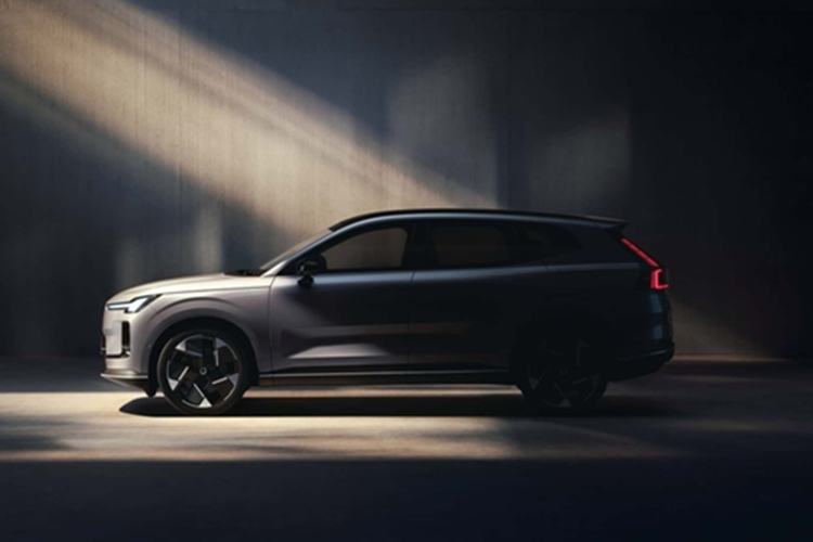 Trong tháng 4 vừa qua, doanh số xe PHEV của Volvo tăng trưởng 11% và đạt 56.722 xe. Với XC70 mới, Volvo lần đầu tiên sẽ có 1 chiếc PHEV thuộc loại extended range, với phạm vi hoạt động thuần điện lên đến 124 dặm (~ 200 km), lớn hơn đáng kể so với XC60 Recharge tại Mỹ (vốn có thông số thuần điện vào khoảng 36 dặm, tương đương 57,9 km).