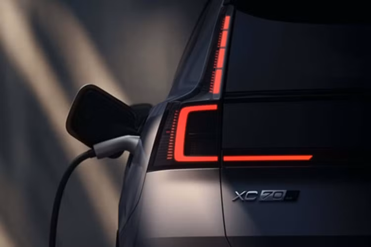Nó hứa hẹn phạm vi hoạt động bằng điện là 124 dặm (200 km) từ một cục pin có kích thước bằng một nửa một chiếc EV hoàn chỉnh. Tổng phạm vi lái xe là khoảng 500 dặm (805 km). Kiểu dáng cũng phản ánh ngôn ngữ thiết kế SUV mới nhất của Volvo. Chiều dài tổng thể có thể nhỉnh hơn một chút so với mức 4.709 của XC60.