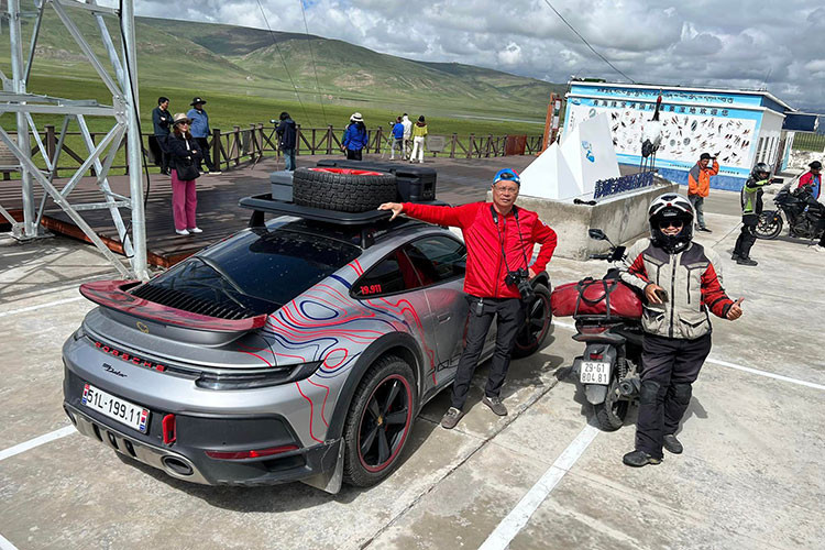 Xe được trang bị tiêu chuẩn hệ thống đánh lái bốn bánh và chân đế động cơ đa dụng giúp giảm 7,3 kg khối lượng xe. Một số chi tiết khác cũng được sử dụng để giảm khối lượng xe gồm bộ cánh gió phía sau cố định, kính mỏng hơn,…