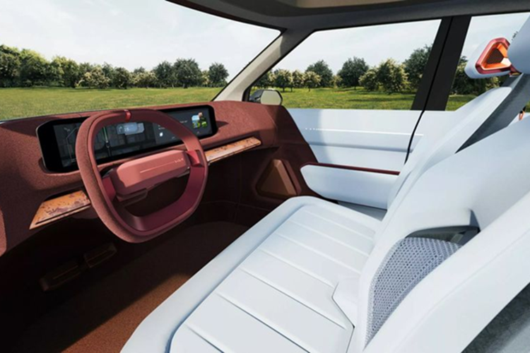 Bên trong nội thất, Concept EV2 gây ấn tượng với không gian 4 chỗ ngồi được thiết kế tối ưu tính thực dụng. Ghế trước có thể trượt về phía sau, trong khi hàng ghế sau có thể gập lại hoàn toàn, tạo ra một khoảng không gian rộng rãi khi xe không di chuyển, tiện lợi cho việc chứa đồ hoặc nghỉ ngơi.