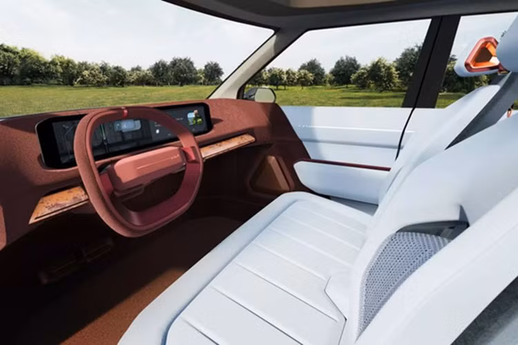 Bên trong nội thất, Concept EV2 gây ấn tượng với không gian 4 chỗ ngồi được thiết kế tối ưu tính thực dụng. Ghế trước có thể trượt về phía sau, trong khi hàng ghế sau có thể gập lại hoàn toàn, tạo ra một khoảng không gian rộng rãi khi xe không di chuyển, tiện lợi cho việc chứa đồ hoặc nghỉ ngơi.