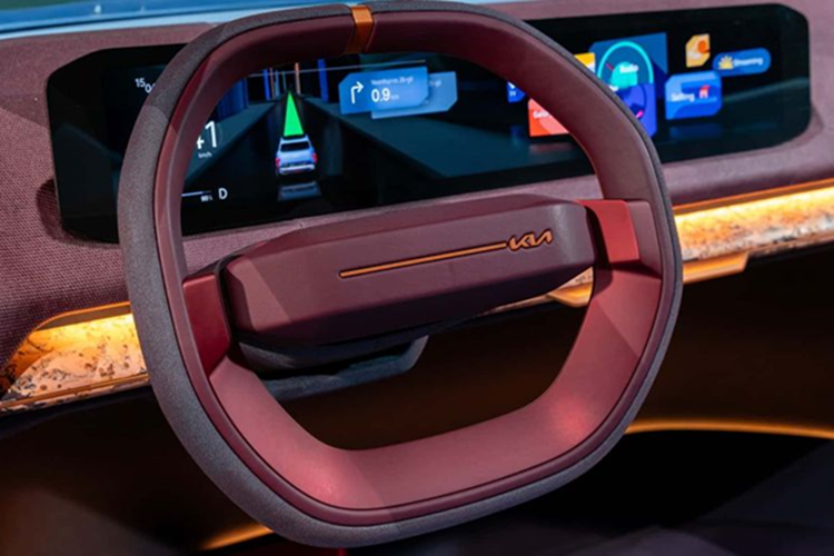 Kia còn trang bị thêm những tính năng độc đáo như loa di động hình tam giác gắn trên cửa, bộ sạc không dây tích hợp trên bảng điều khiển, vách ngăn hành lý có thể bật lên và màn hình hiển thị lớn ở trung tâm.