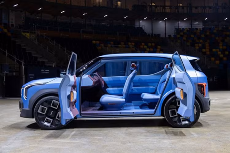 Pin của xe có thể nằm trong khoảng dung lượng từ 49 đến 55 kWh, cho phép EV2 di chuyển được quãng đường từ 300 đến 400 km chỉ trong một lần sạc đầy, tùy thuộc vào điều kiện sử dụng. EV2 dự kiến có công suất tối đa khoảng 113 mã lực, tương tự mẫu Hyundai Inster – một chiếc xe điện nhỏ gọn khác cùng tập đoàn.