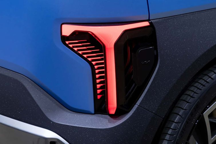 SUV điện Kia EV2 có thiết kế táo bạo, đậm chất tương lai với các yếu tố như đầu xe vuông vắn, ốp nhựa lớn, đèn hậu mỏng, gắn thấp. Theo nhà sản xuất, bản thương mại sẽ không khác nhiều với bản concept, mặc dù một số tính năng sẽ được tinh chỉnh lại.