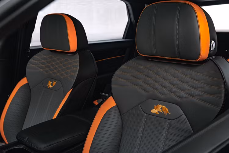 Chủ đề tiếp theo được thực hiện trên Flying Spur Azure là bức tranh "Thiên lý giang sơn" của Vương Hy Mạnh từ thời Bắc Tống, đây là tác phẩm nghệ thuật có giá trị to lớn trong lịch sử của Trung Quốc, được trưng bày tại Bảo tàng Cố Cung.