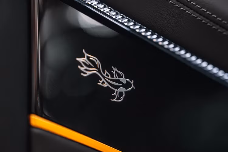 Bentayga Extended Wheelbase 2025 đặc biệt biểu tượng 6 con cá Koi đại diện cho yếu tố "lộ", đặt tại tựa lưng và bảng taplo hứa hẹn mang đến sự may mắn, bình an, thành công cho chủ nhân.